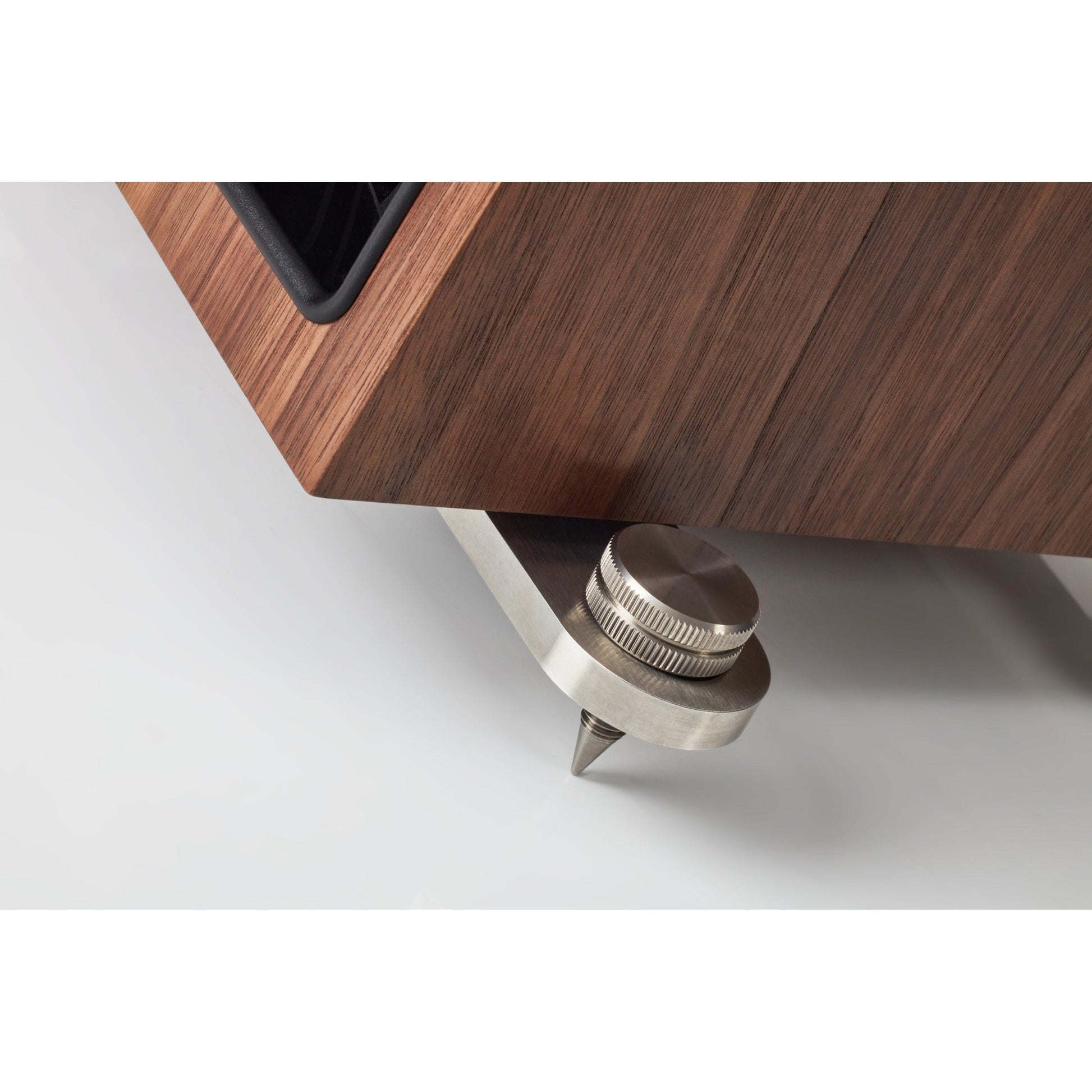 PMC Active Twenty5.23i Standlautsprecher Walnuss Detailansicht Standfuss mit Spike