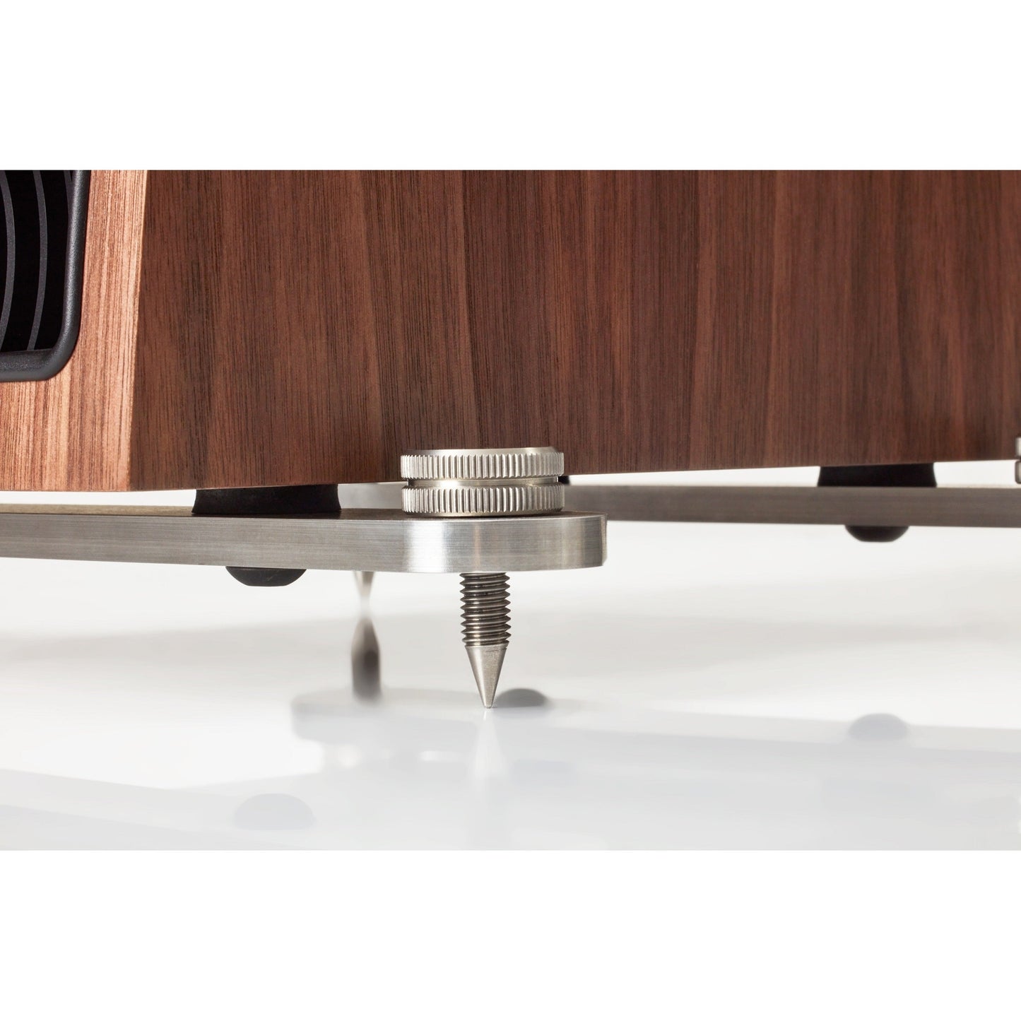 PMC Active Twenty5.23i Standlautsprecher Walnuss Detailansicht Standfuss mit Spike, Seitenperspektive