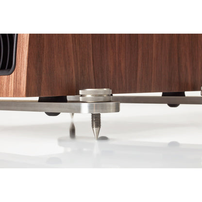 PMC Active Twenty5.23i Standlautsprecher Walnuss Detailansicht Standfuss mit Spike, Seitenperspektive