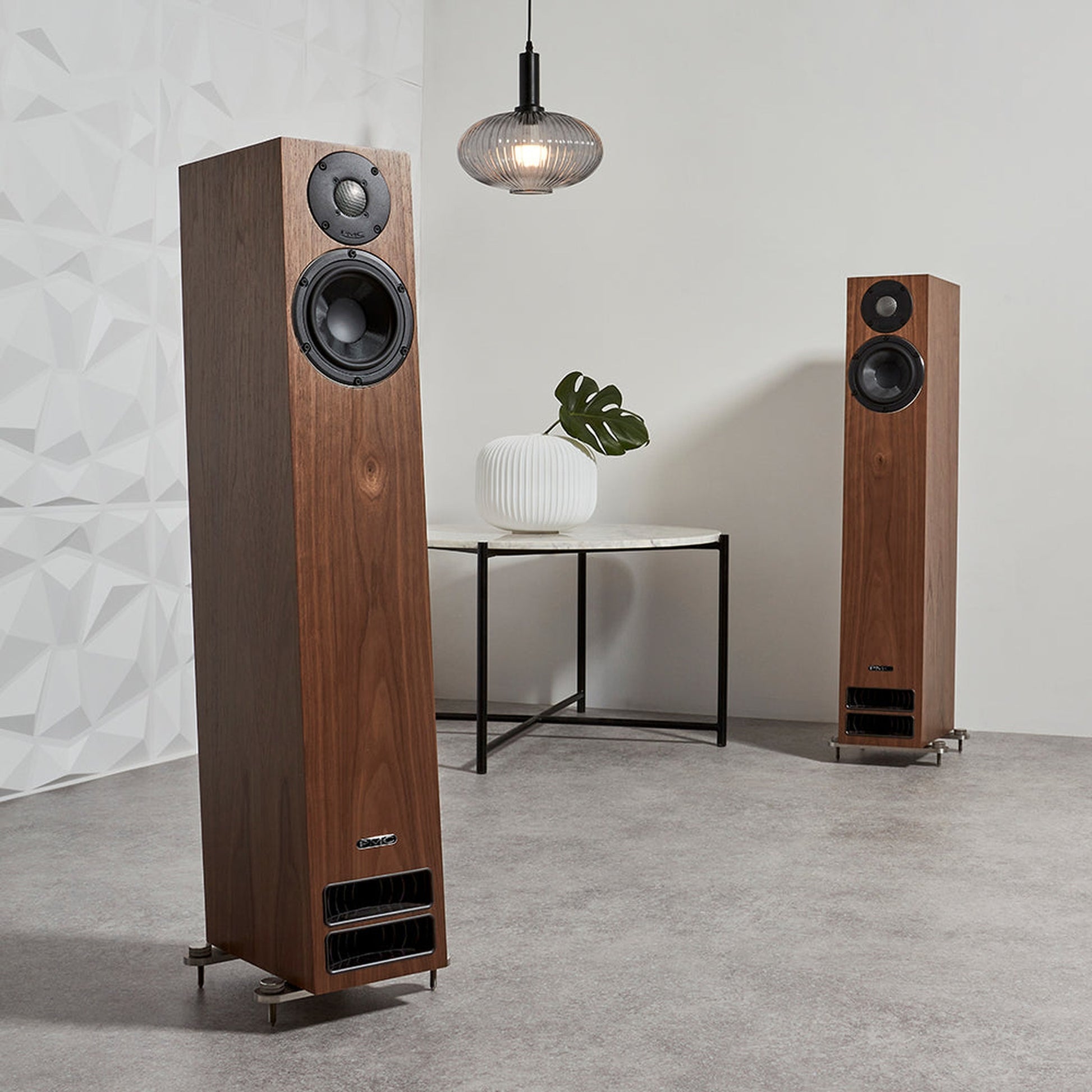 PMC Active Twenty5.23i Standlautsprecher Walnuss Lifestyle im Wohnraum mit Beistelltisch