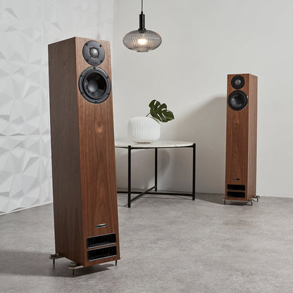 PMC Active Twenty5.23i Standlautsprecher Walnuss Lifestyle im Wohnraum mit Beistelltisch