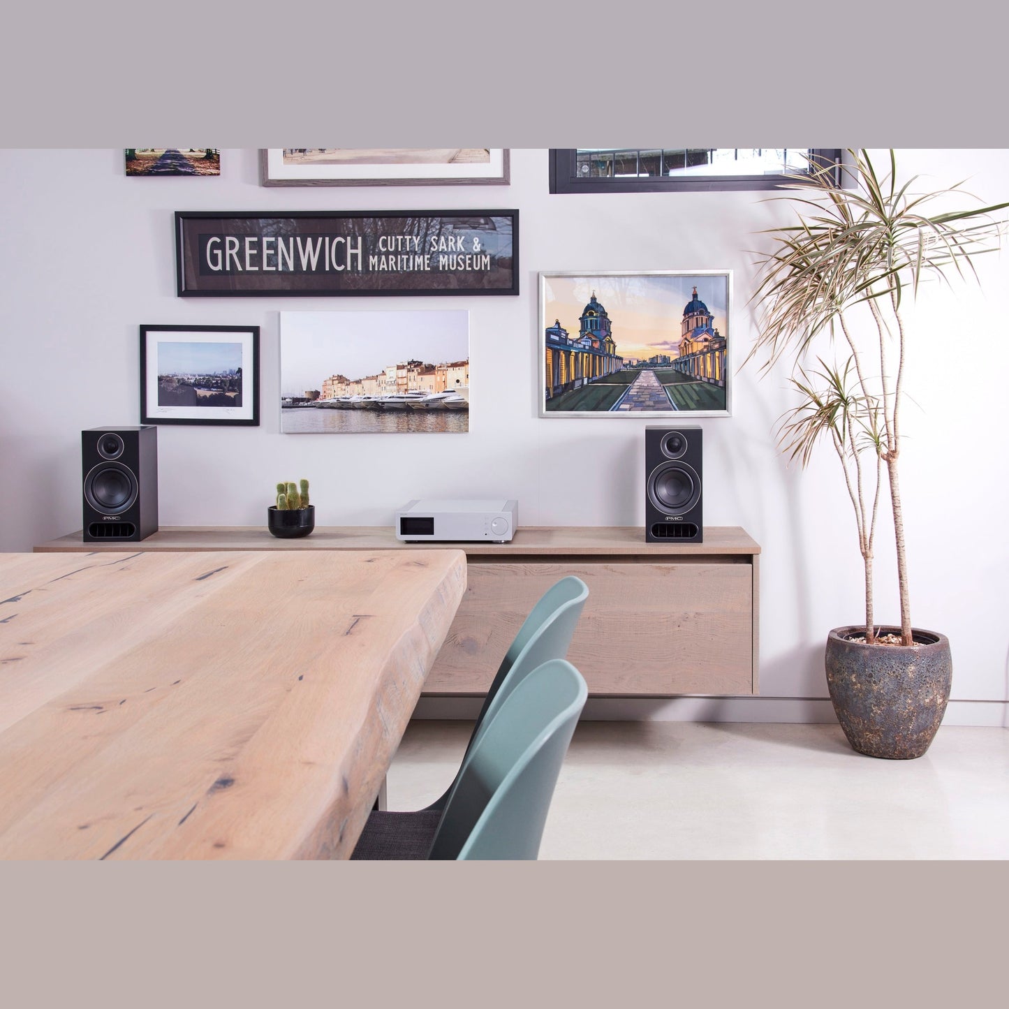 PMC Prodigy1 Regallautsprecher Schwarz Lifestyle auf Sideboard neben Esstisch
