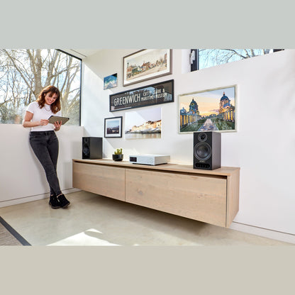 PMC Prodigy1 Regallautsprecher Schwarz Lifestyle auf Sideboard im Wohnraum