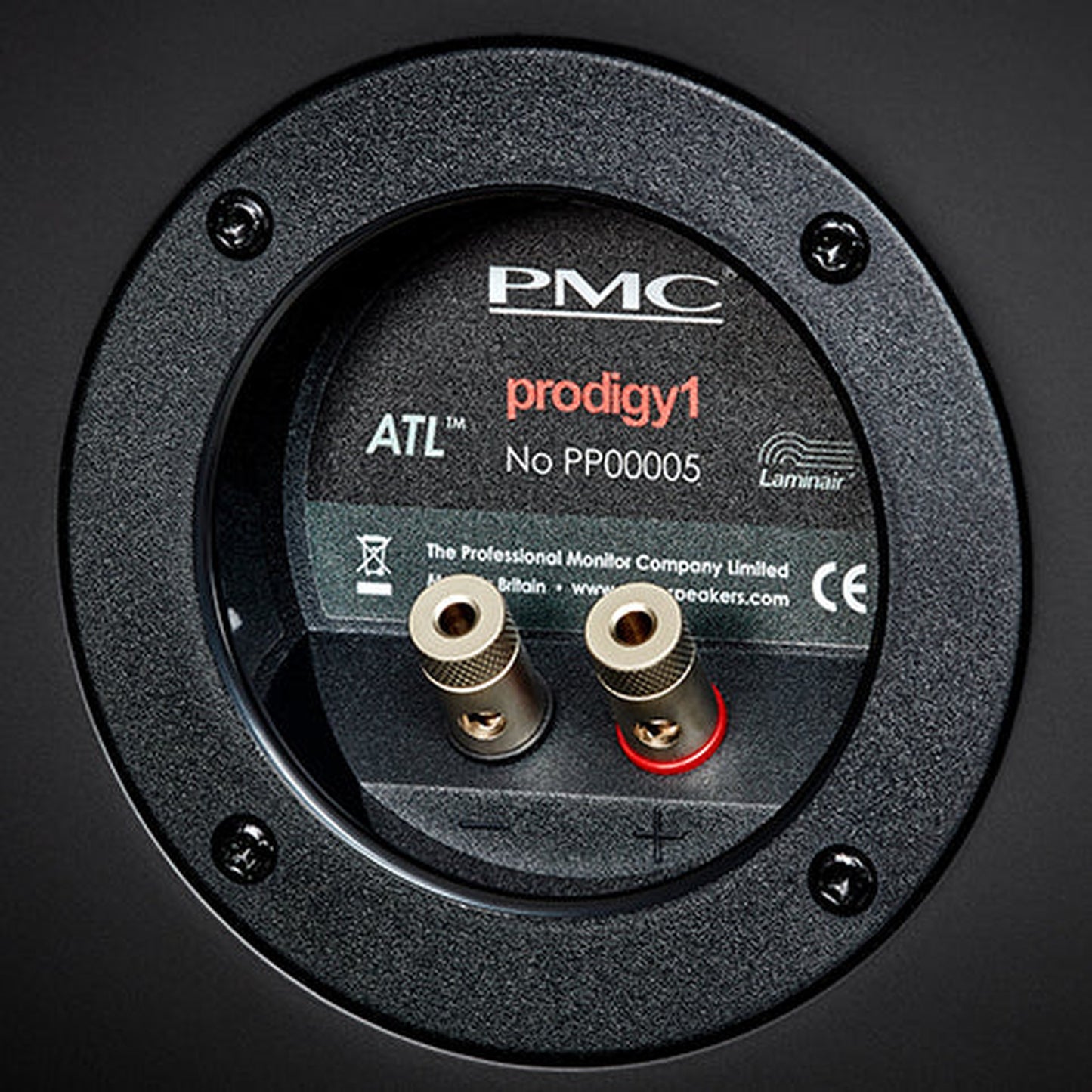PMC Prodigy5 Standlautsprecher Schwarz Anschlussfeld mit Schraubklemmen und Typenschild