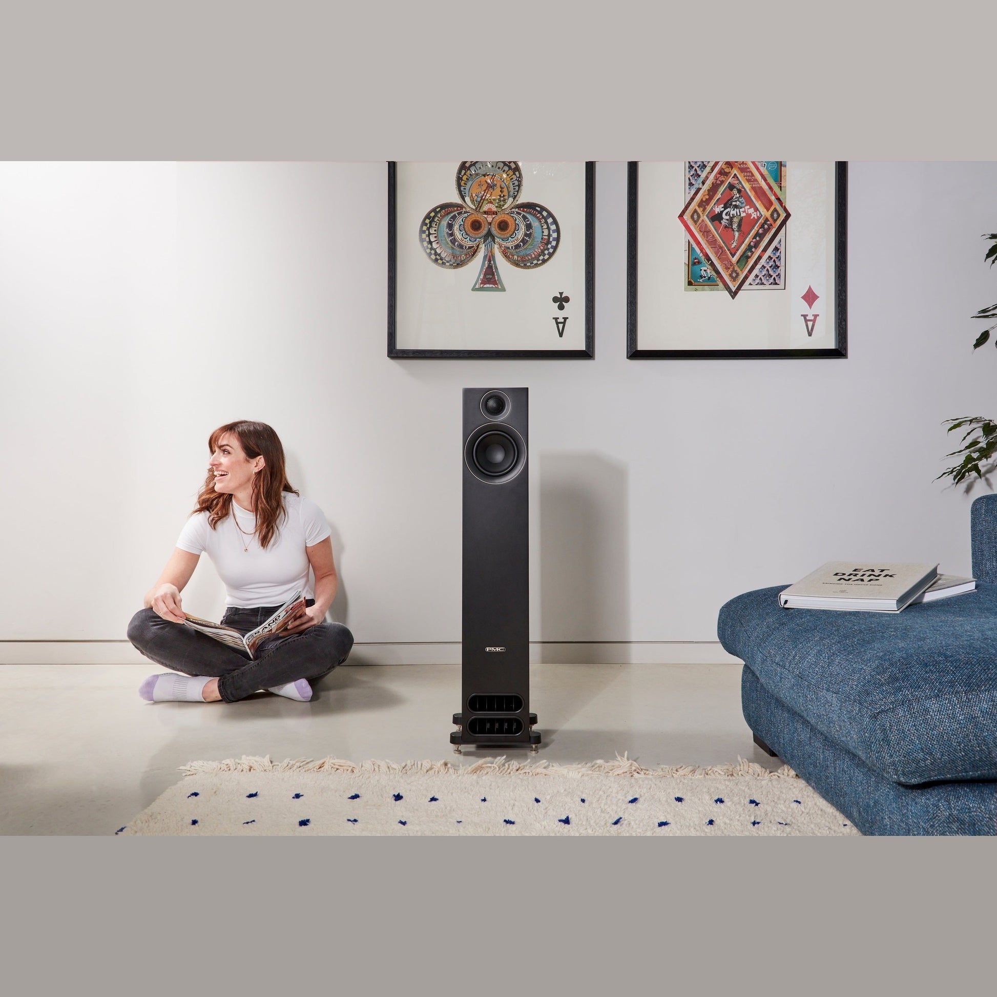 PMC Prodigy5 Standlautsprecher Schwarz Lifestyle im Wohnraum mit Teppich und Sofa