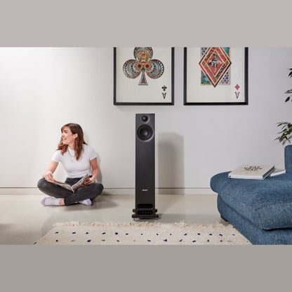 PMC Prodigy5 Standlautsprecher Schwarz Lifestyle im Wohnraum mit Teppich und Sofa