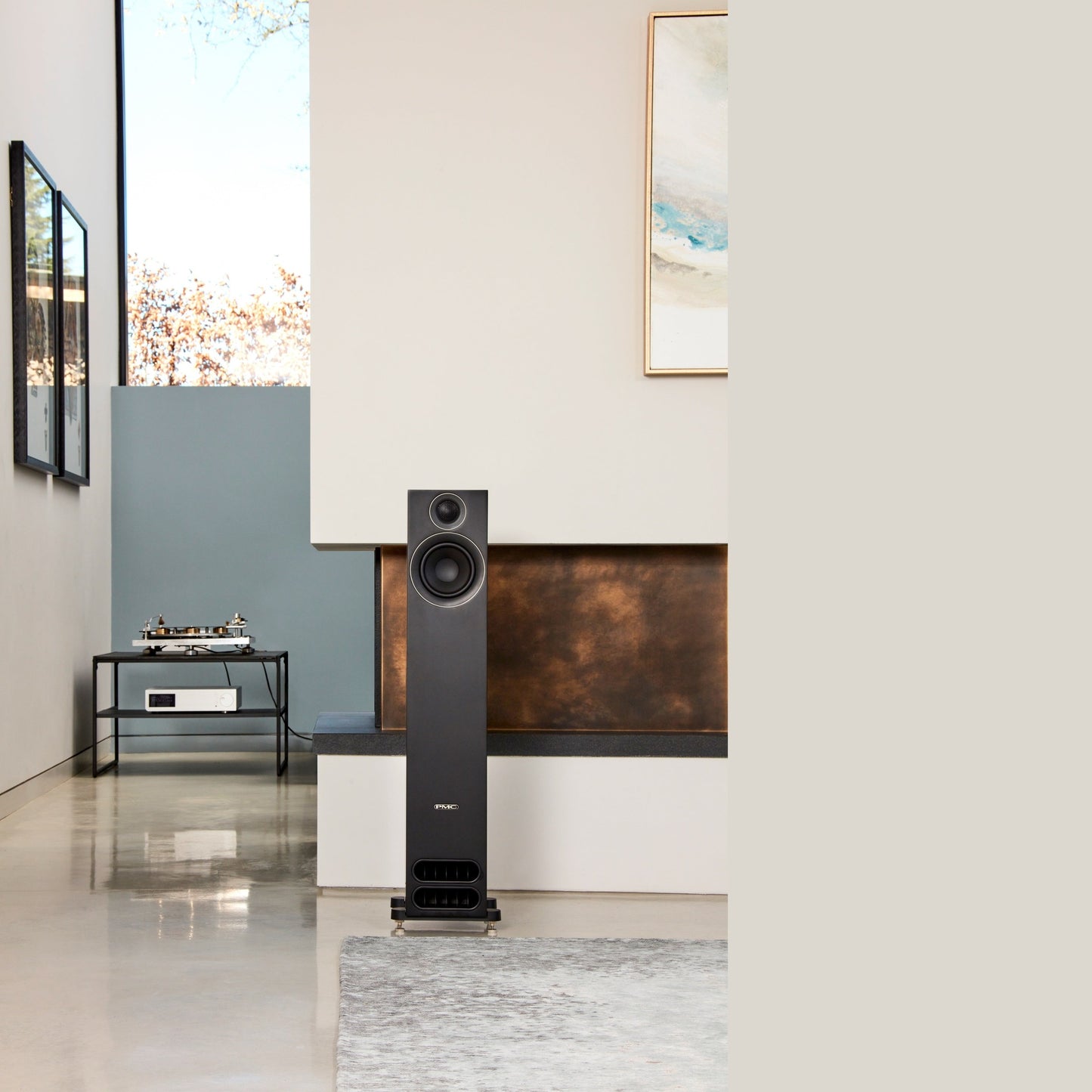 PMC Prodigy5 Standlautsprecher Schwarz Lifestyle im Wohnraum mit HiFi-Rack