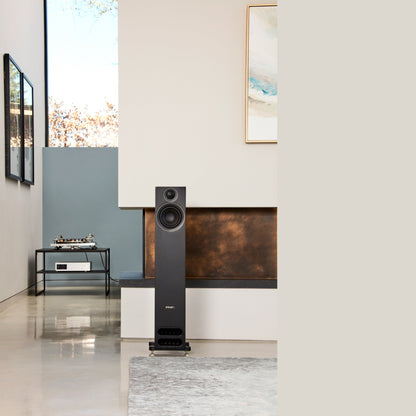 PMC Prodigy5 Standlautsprecher Schwarz Lifestyle im Wohnraum mit HiFi-Rack