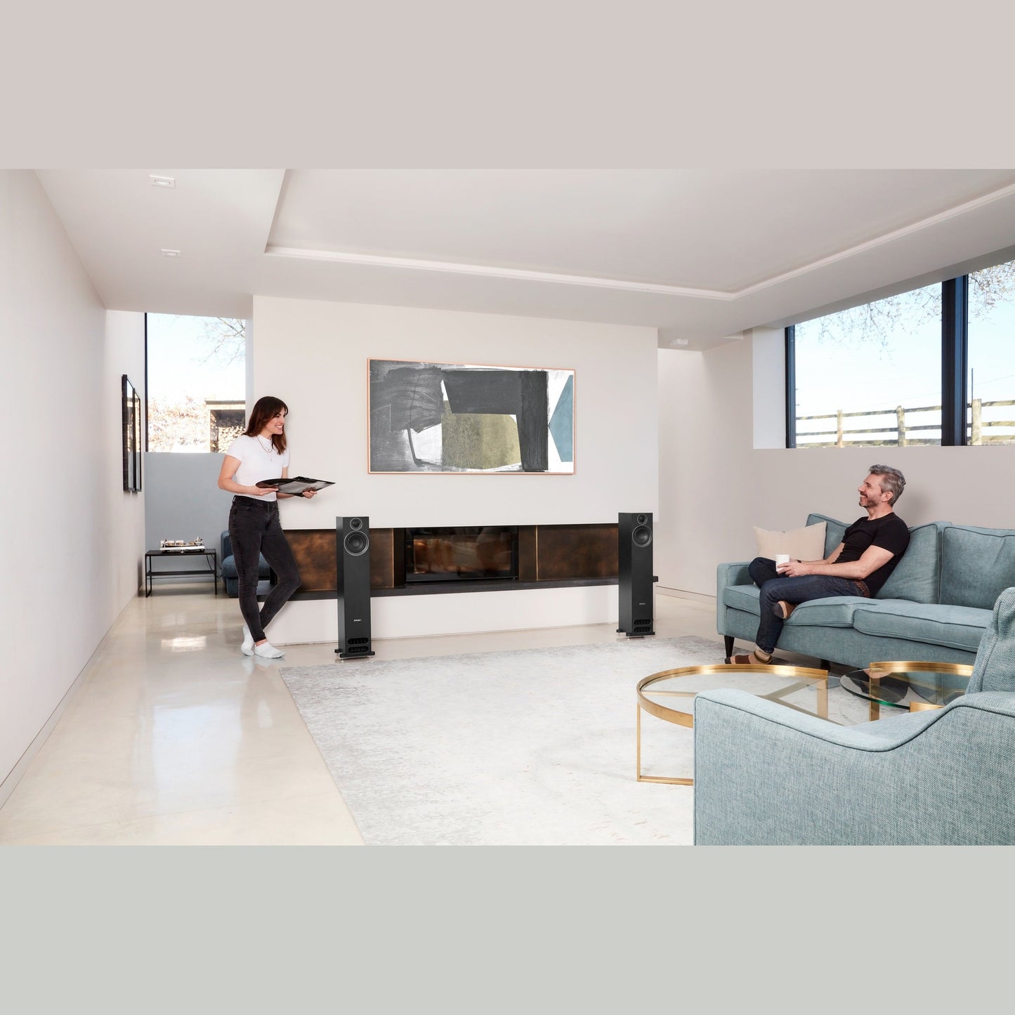 PMC Prodigy5 Standlautsprecher Schwarz Lifestyle im offenen Wohnraum mit Sitzgruppe