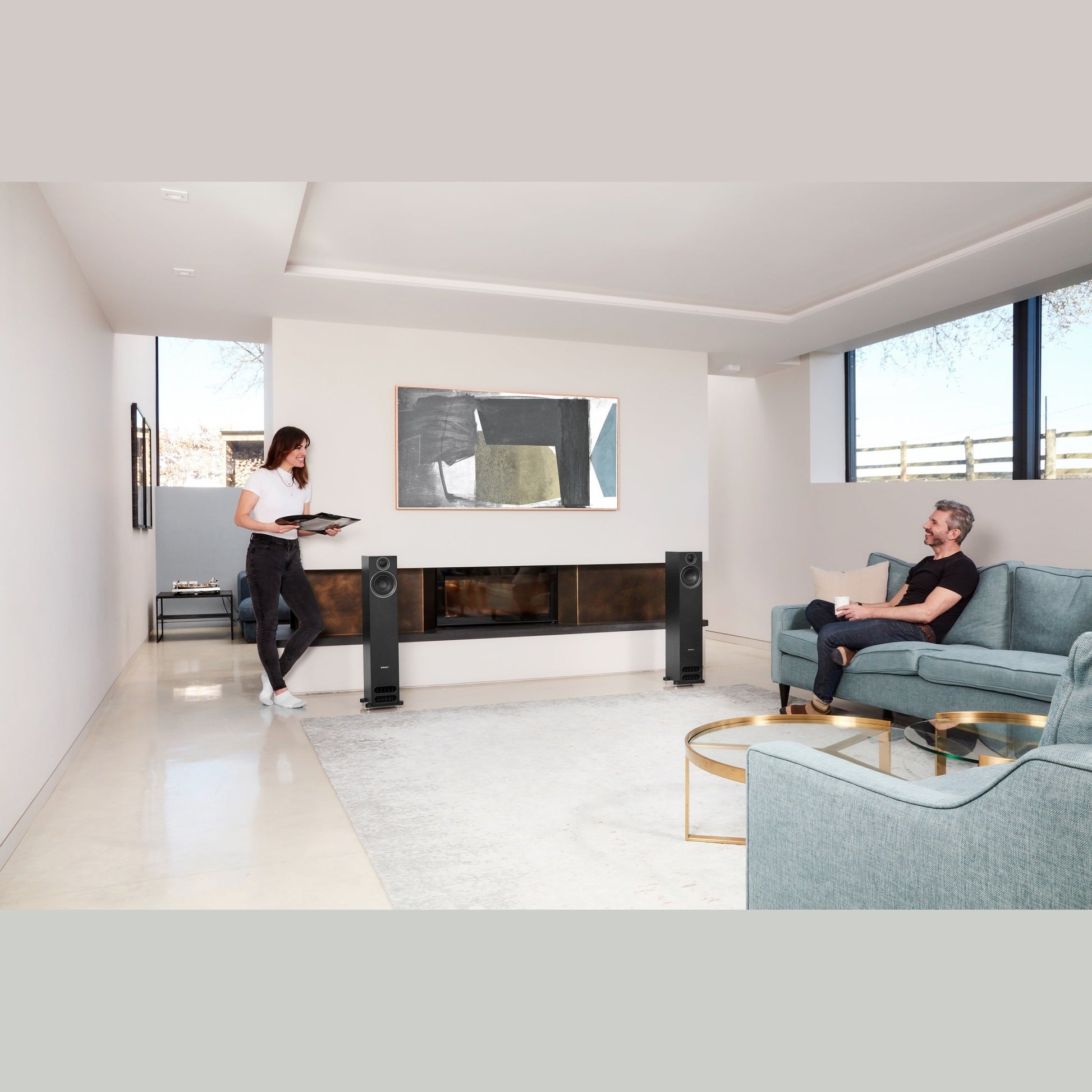 PMC Prodigy5 Standlautsprecher Schwarz Lifestyle im offenen Wohnraum mit Sitzgruppe