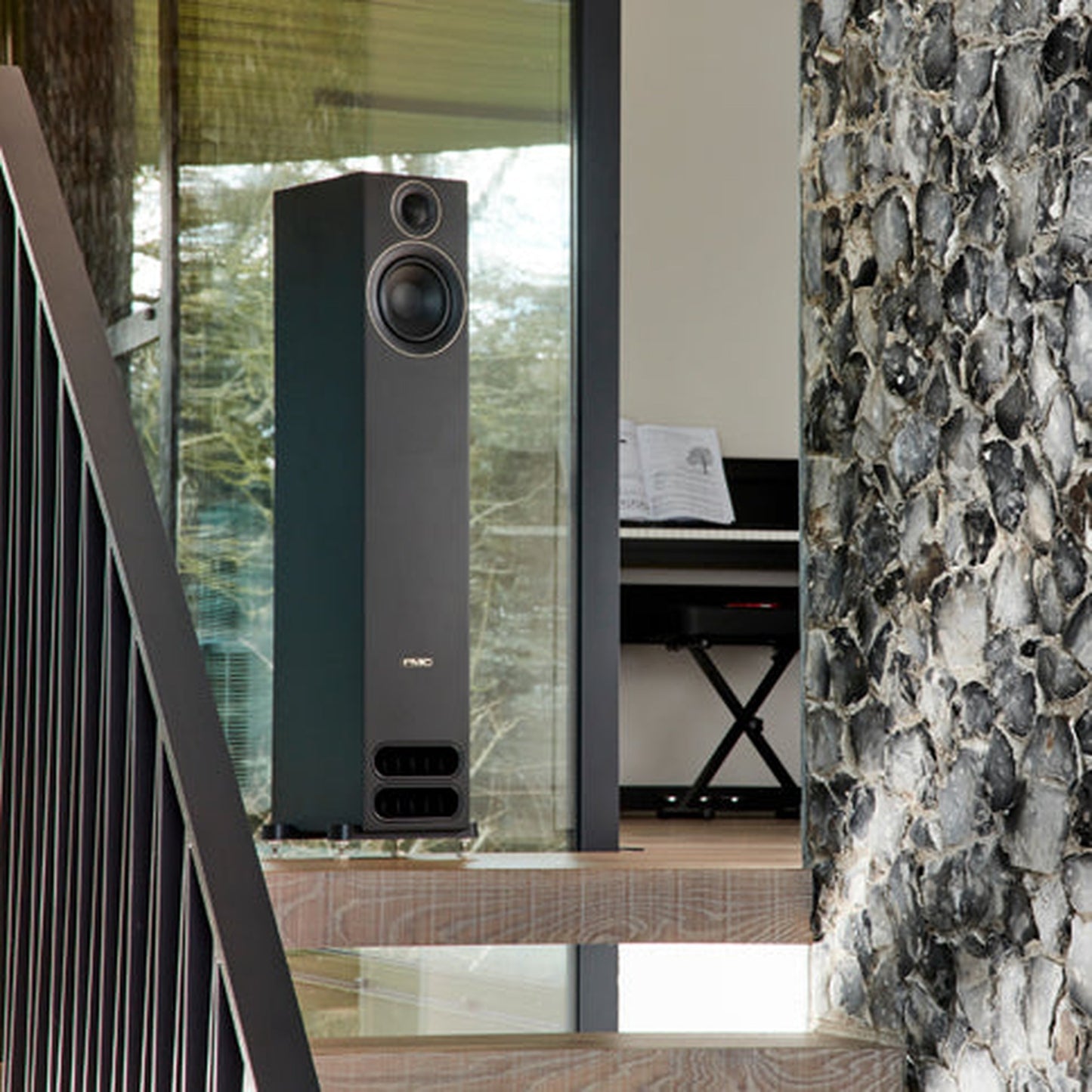 PMC Prodigy5 Standlautsprecher Schwarz Lifestyle an Fensterfront mit Natursteinwand