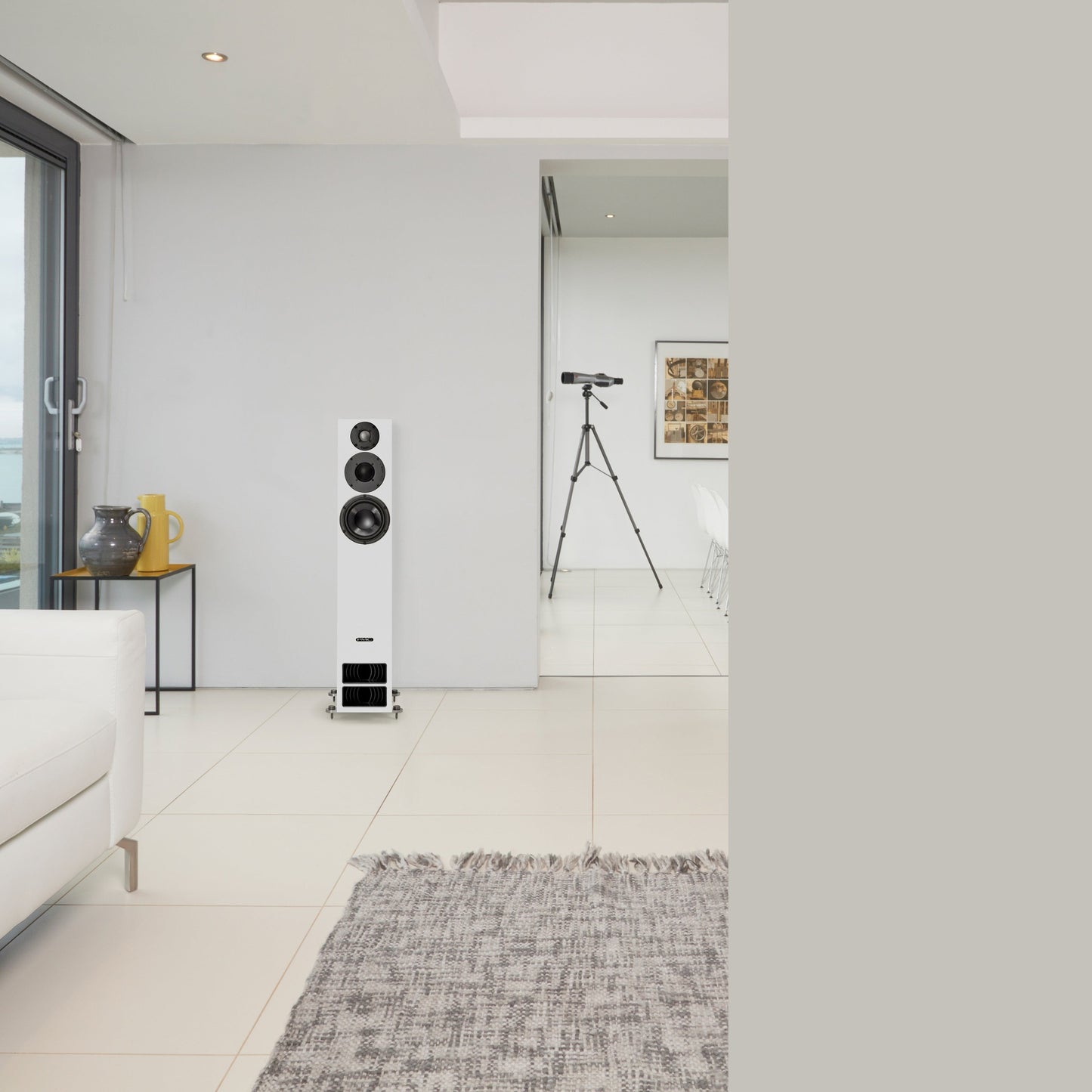 PMC Twenty5.26i Standlautsprecher Weiss Lifestyle im hellen Wohnraum mit Teppich