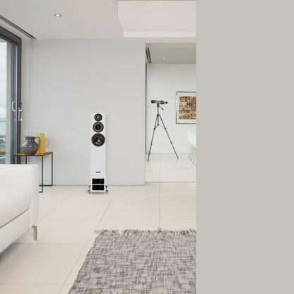 PMC Twenty5.26i Standlautsprecher Weiss Lifestyle im hellen Wohnraum mit Teppich