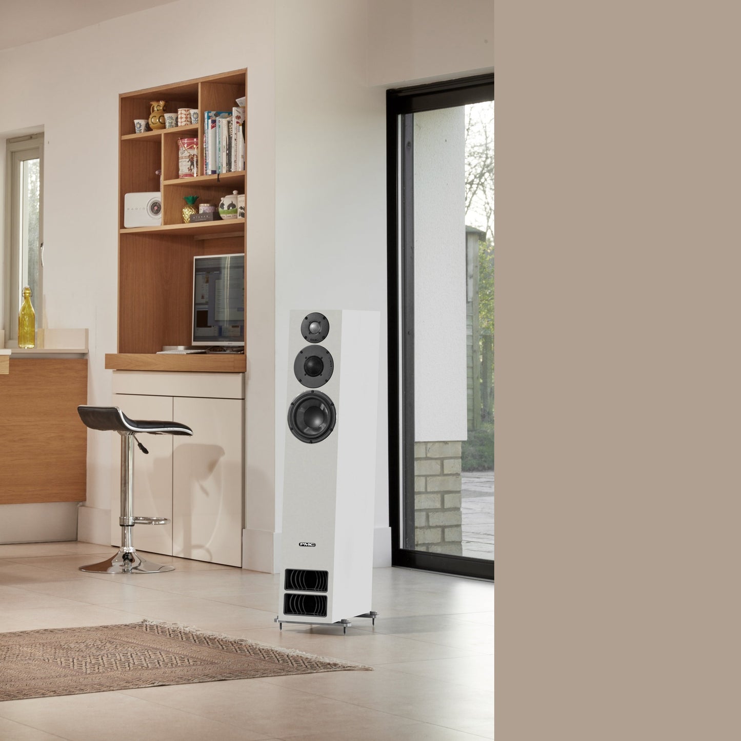 PMC Twenty5.26i Standlautsprecher Weiss Lifestyle in Wohnküche neben Einbauregal