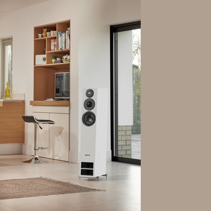 PMC Twenty5.26i Standlautsprecher Weiss Lifestyle in Wohnküche neben Einbauregal