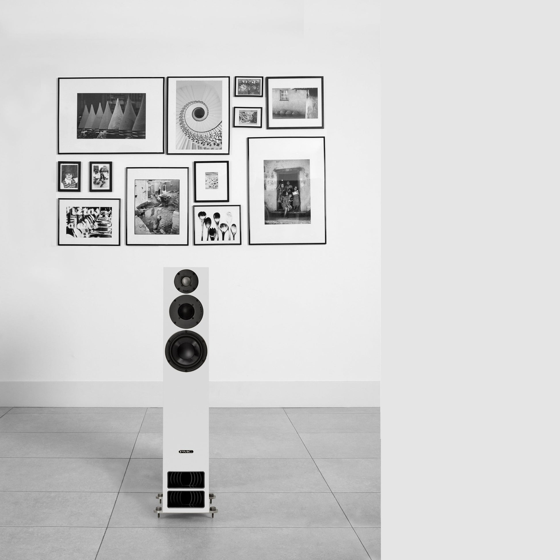 PMC Twenty5.26i Standlautsprecher Weiss Lifestyle vor Bilderwand im Wohnraum