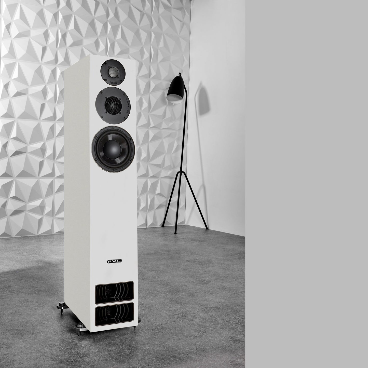 PMC Twenty5.26i Standlautsprecher Weiss Lifestyle vor Strukturwand mit Stehleuchte