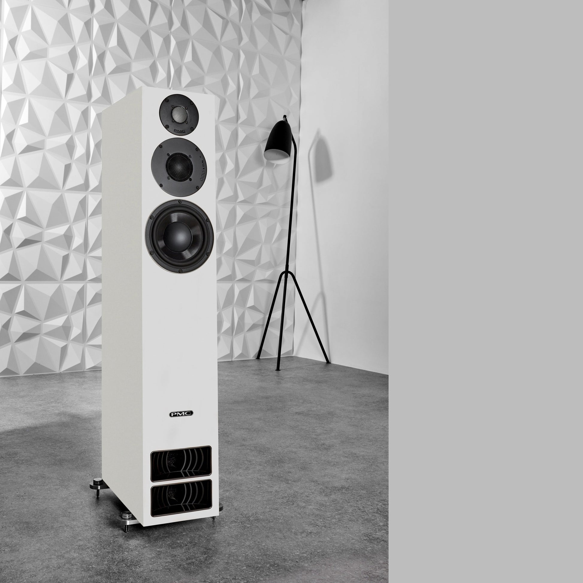 PMC Twenty5.26i Standlautsprecher Weiss Lifestyle vor Strukturwand mit Stehleuchte