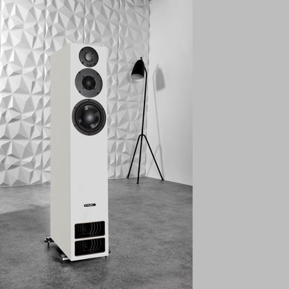 PMC Twenty5.26i Standlautsprecher Weiss Lifestyle vor Strukturwand mit Stehleuchte