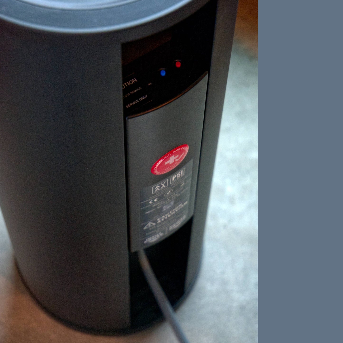 PSI Audio AVAA C214 Aktive Bassfalle Schwarz Anschlussfeld mit Netzkabel und Typenschild