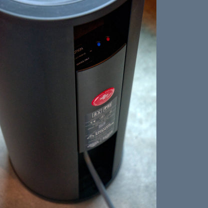 PSI Audio AVAA C214 Aktive Bassfalle Schwarz Anschlussfeld mit Netzkabel und Typenschild