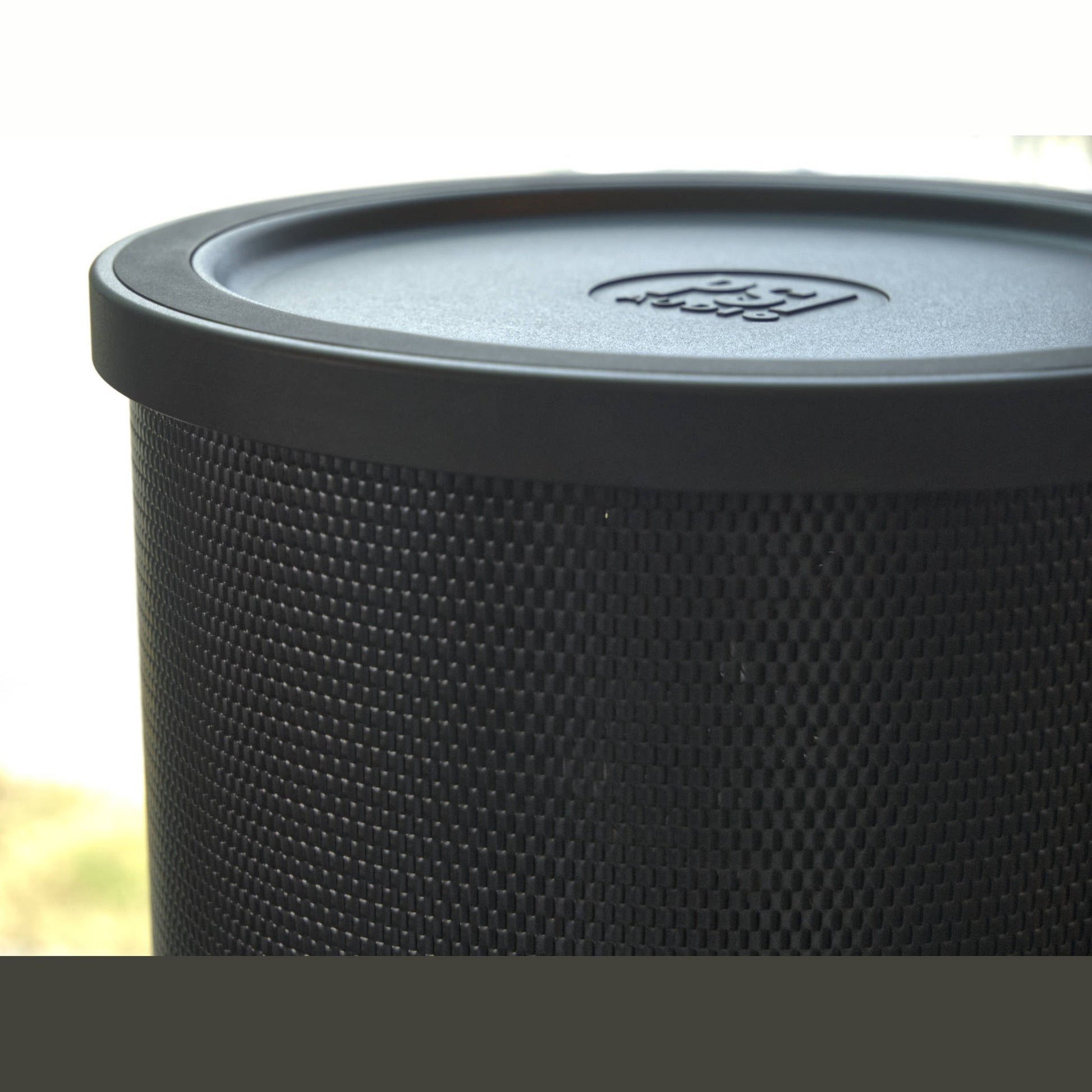 PSI Audio AVAA C214 Aktive Bassfalle Schwarz Detailansicht Deckelrand und Gittermantel