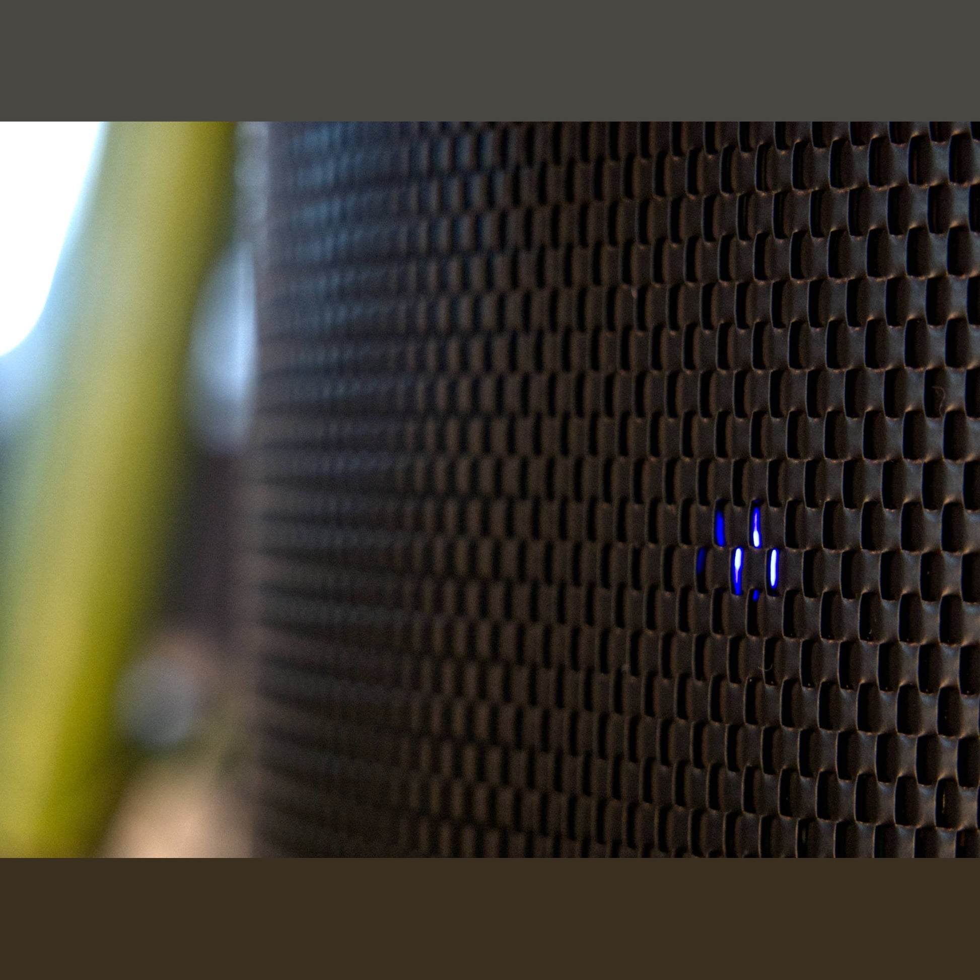 PSI Audio AVAA C214 Aktive Bassfalle Schwarz Detailansicht blaue LED-Statusanzeige im Gitter