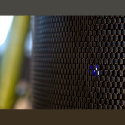 PSI Audio AVAA C214 Aktive Bassfalle Schwarz Detailansicht blaue LED-Statusanzeige im Gitter