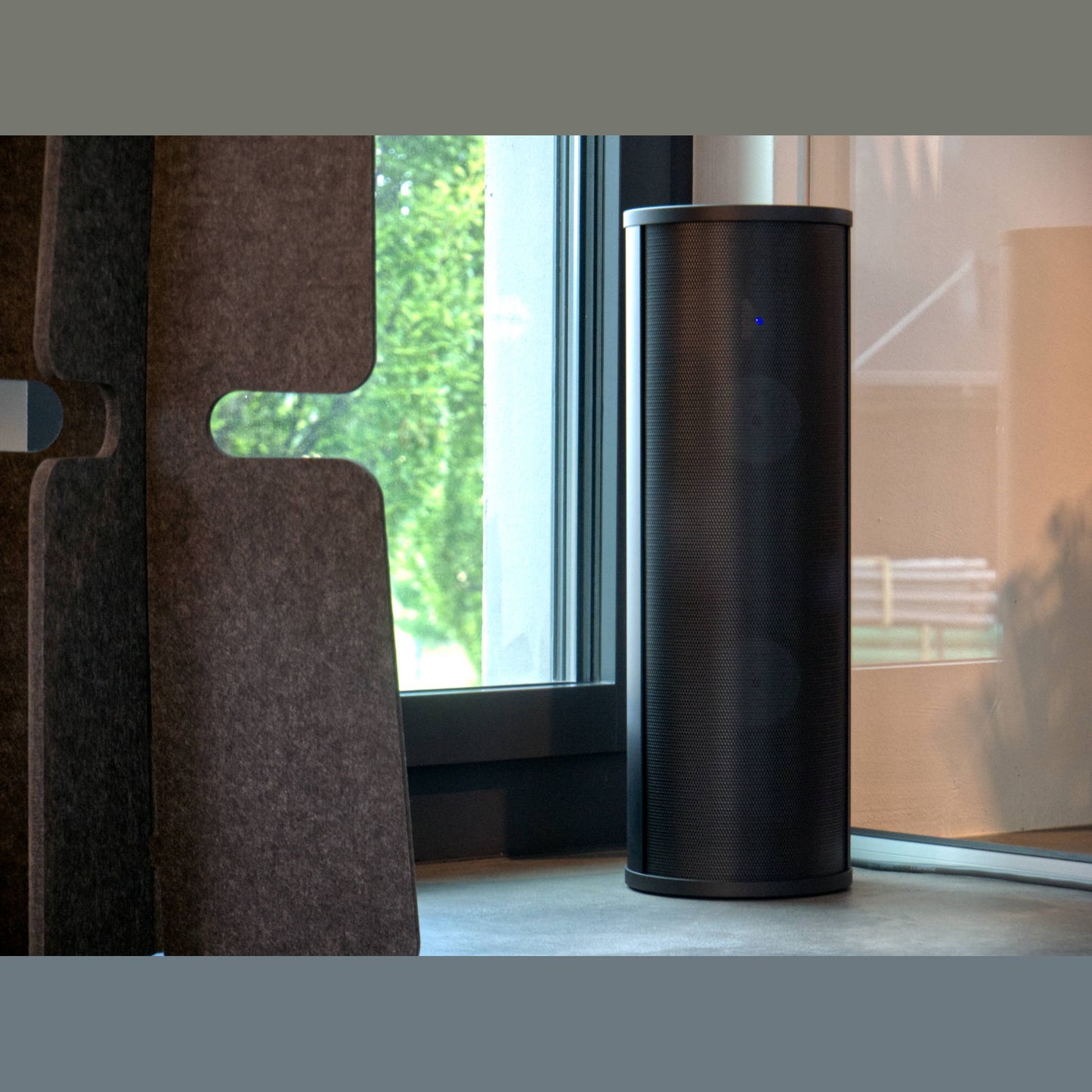 PSI Audio AVAA C214 Aktive Bassfalle Schwarz Lifestyle am Fenster im Studioraum