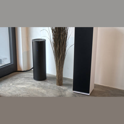 PSI Audio AVAA C214 Aktive Bassfalle Schwarz Lifestyle im Hörraum neben Standlautsprecher