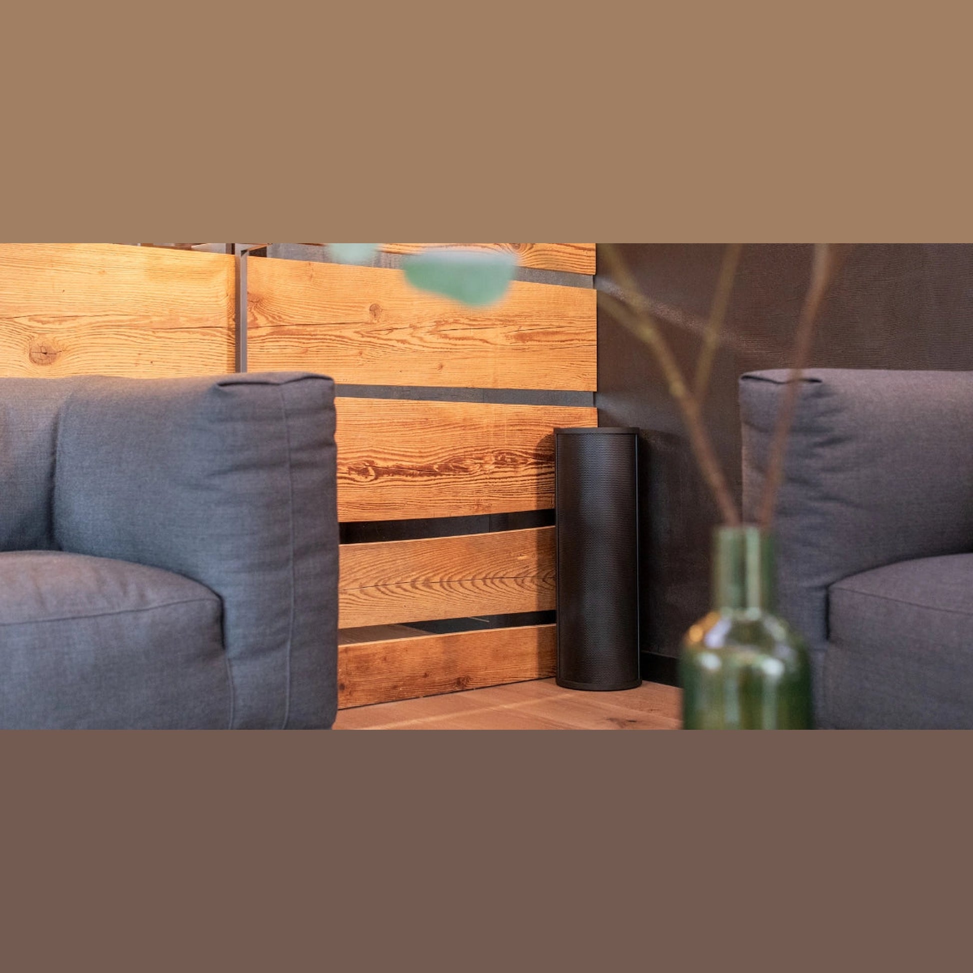 PSI Audio AVAA C214 Aktive Bassfalle Lifestyle in Lounge zwischen zwei Sesseln