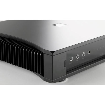 Rega Aethos High-End-Vollverstärker Detailansicht Gehäusekante mit Bedienelementen