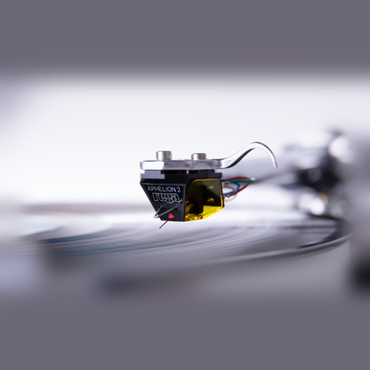 Rega Aphelion 2 MC-Tonabnehmer Nahaufnahme montiert auf Tonarm über der Schallplatte