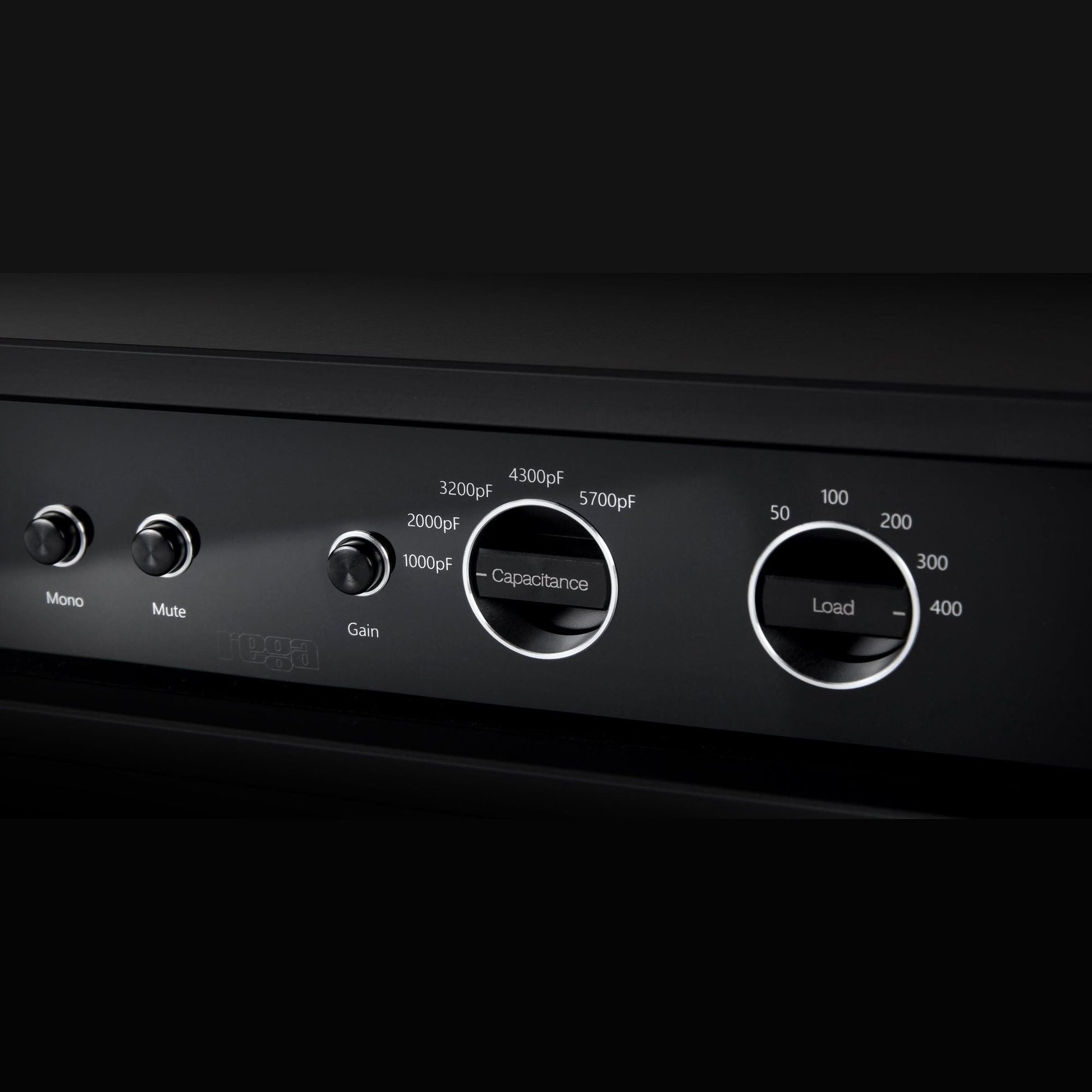 Rega Aura Reference MC Phonostufe Detailansicht Bedienelemente Capacitance und Load