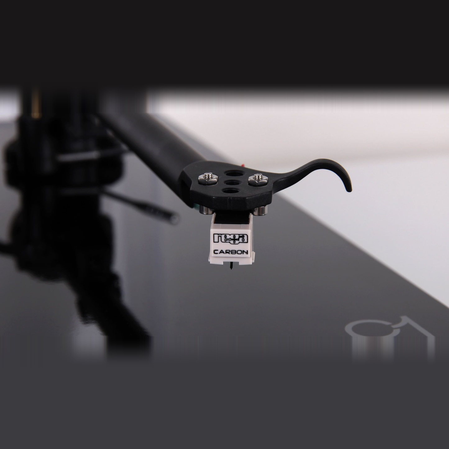 Rega Carbon MM-Tonabnehmer Detailansicht auf dem Plattenteller