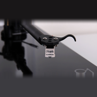 Rega Carbon MM-Tonabnehmer Detailansicht auf dem Plattenteller