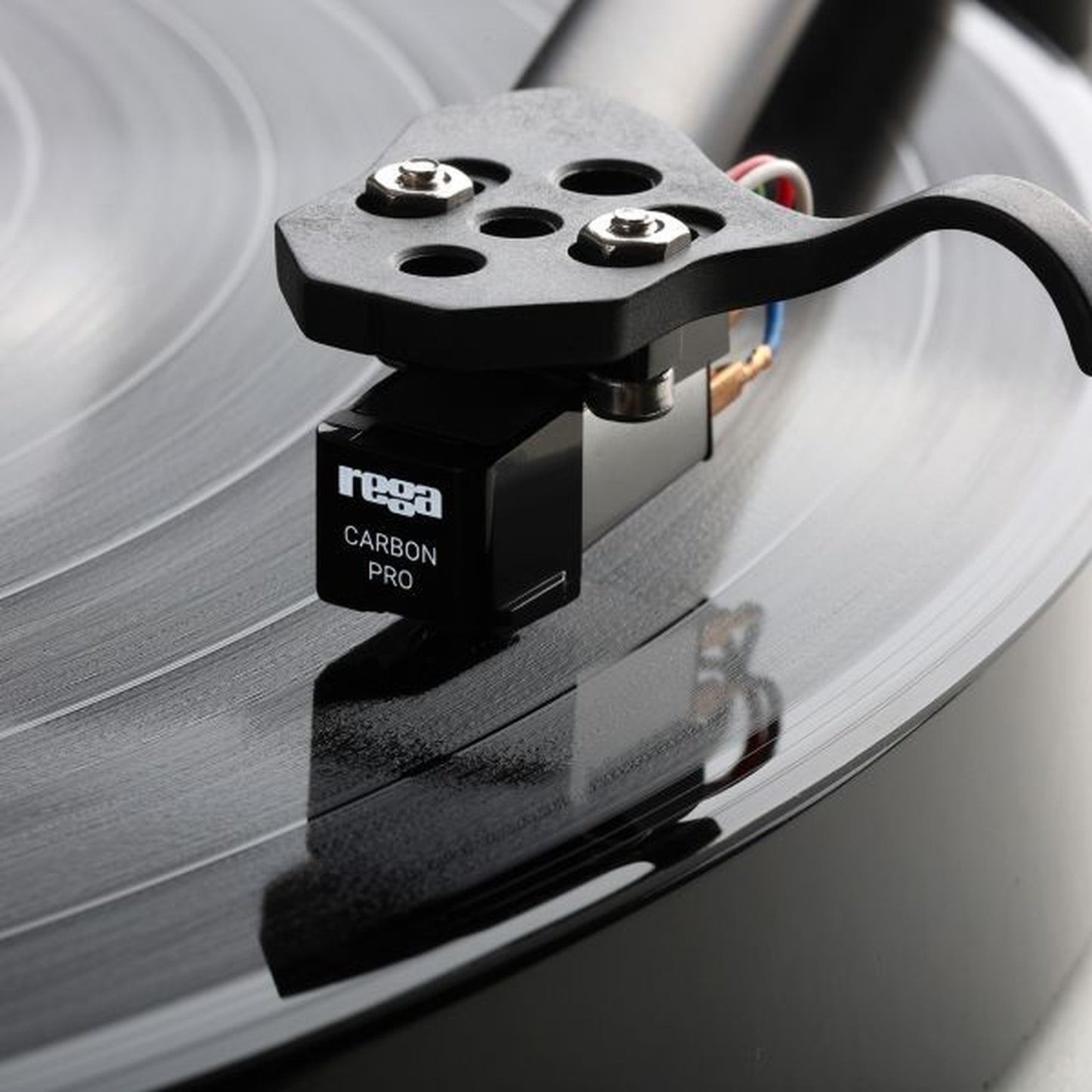 Rega Carbon Pro Ersatznadel Lifestyle-Ansicht auf Tonarm montiert