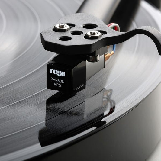 Rega Carbon Pro Ersatznadel Lifestyle-Ansicht auf Tonarm montiert