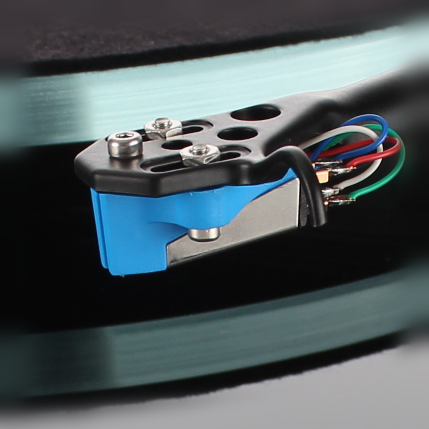 Rega Elys 2 MM-Tonabnehmer montiert am Tonarm, Detailansicht
