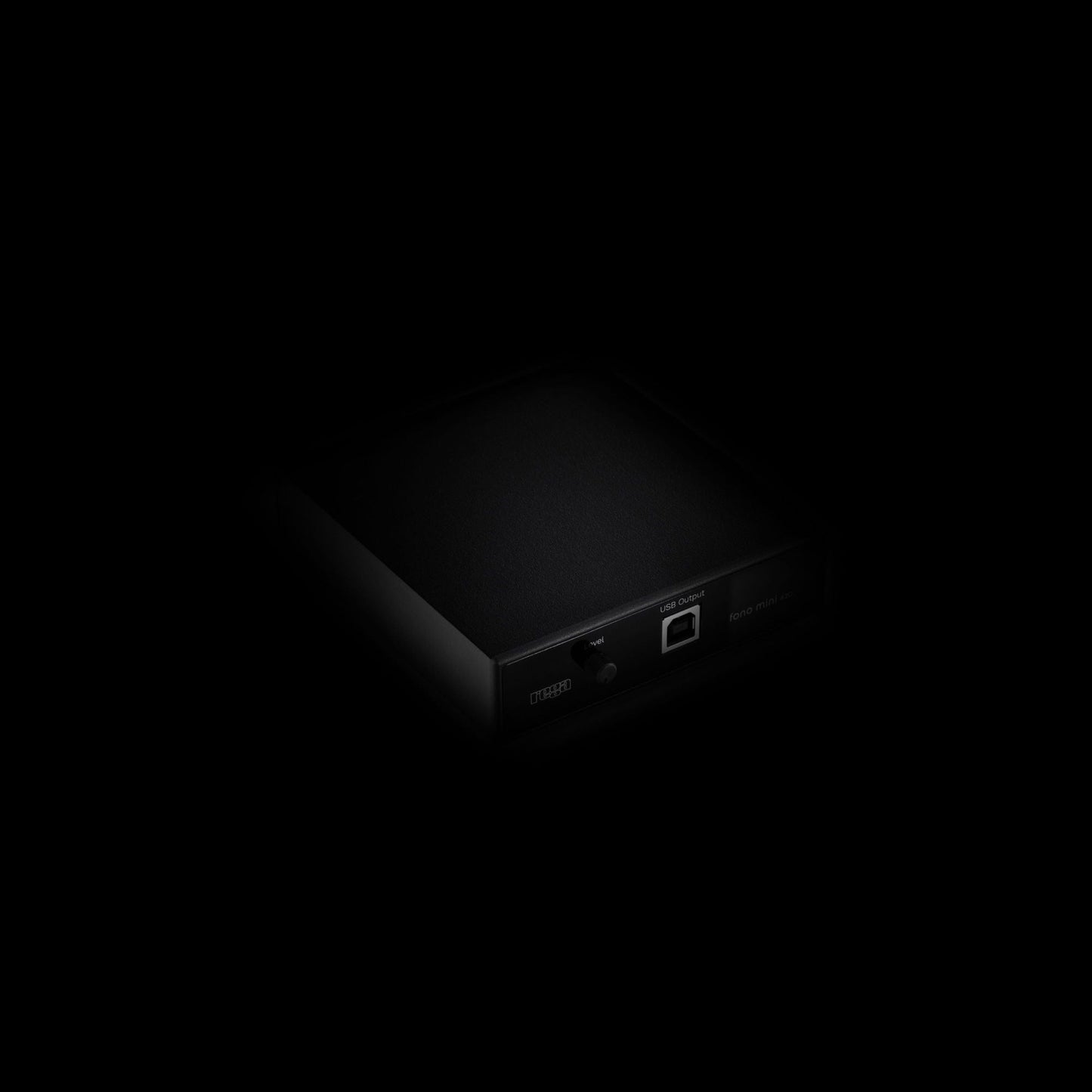 Rega Fono Mini A2D Phono-Vorverstärker, Schrägansicht mit beleuchtetem Bedienfeld