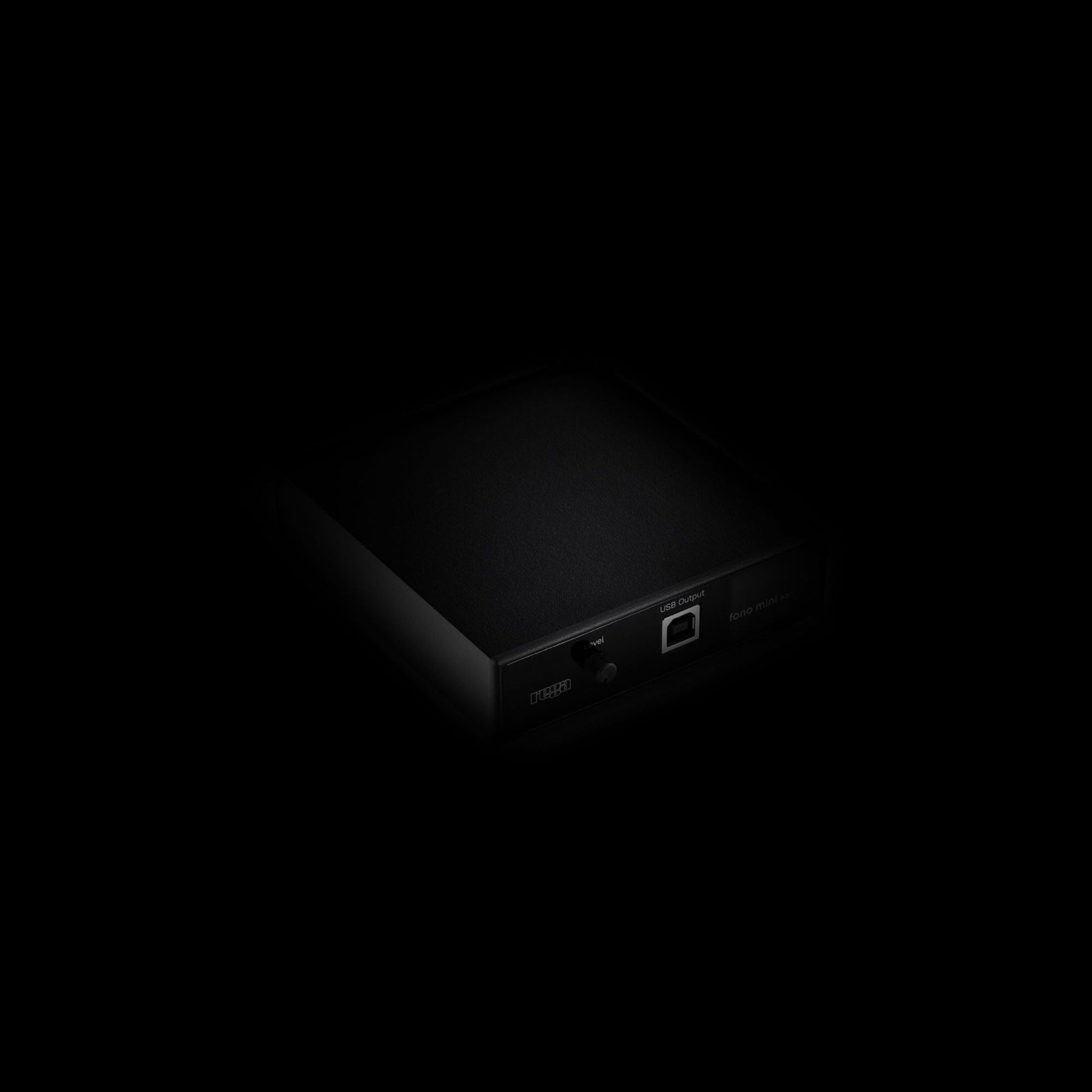 Rega Fono Mini A2D Phono-Vorverstärker, Schrägansicht mit beleuchtetem Bedienfeld