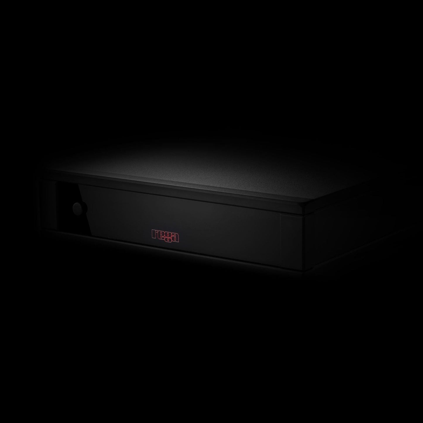 Rega Fono MM MK5 Phono-Vorverstärker, Detailansicht Frontpartie mit beleuchtetem Rega-Logo
