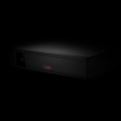Rega Fono MM MK5 Phono-Vorverstärker, Detailansicht Frontpartie mit beleuchtetem Rega-Logo