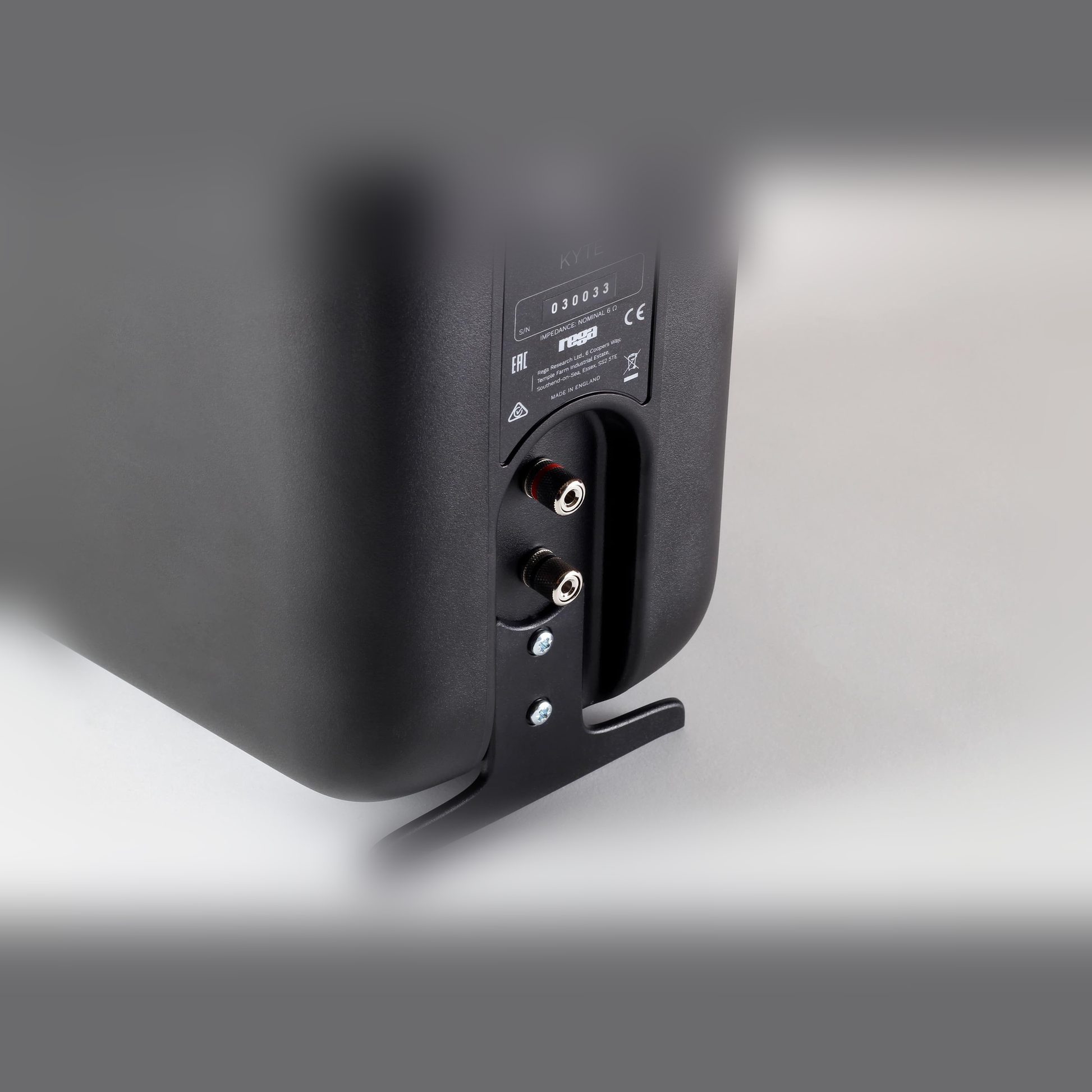 Rega Kyte 2-Wege-Regallautsprecher Schwarz Anschlussfeld mit Terminal und Typenschild