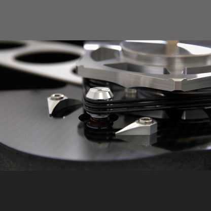 Rega Naia Plattenspieler, Detailansicht Subteller-Lager und Riemenantrieb seitlich