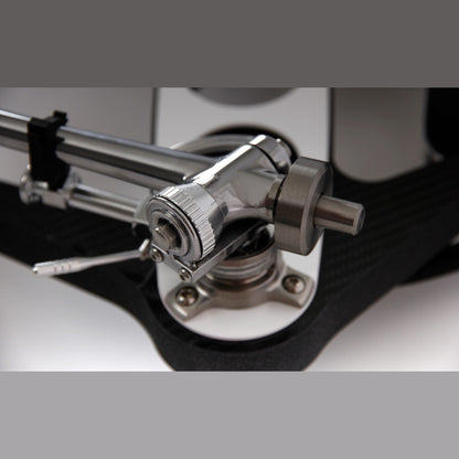Rega Naia Plattenspieler, Detailansicht Tonarmlager und Gegengewicht