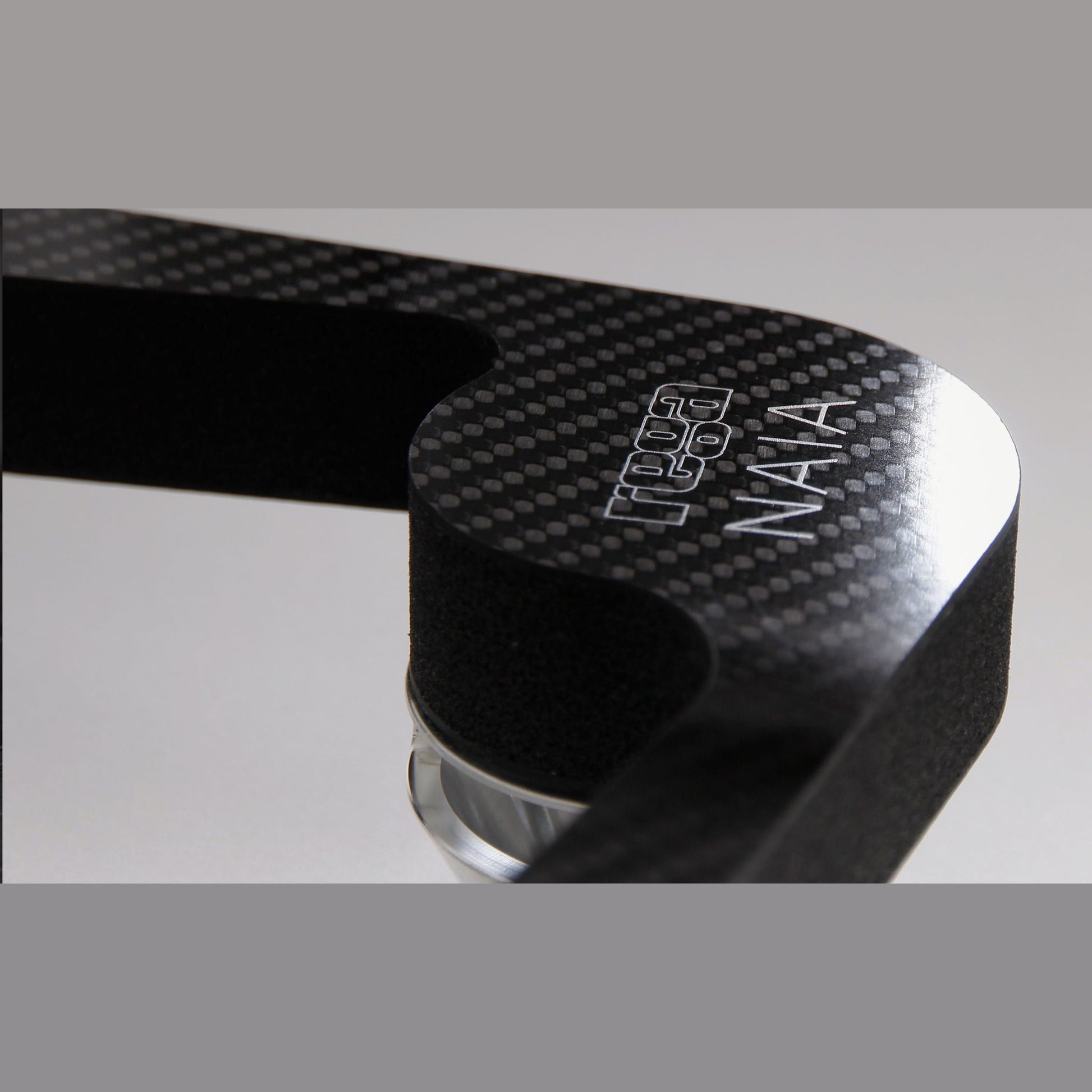 Rega Naia Plattenspieler, Detailansicht Plinth aus Graphen-Carbon mit Standfuss