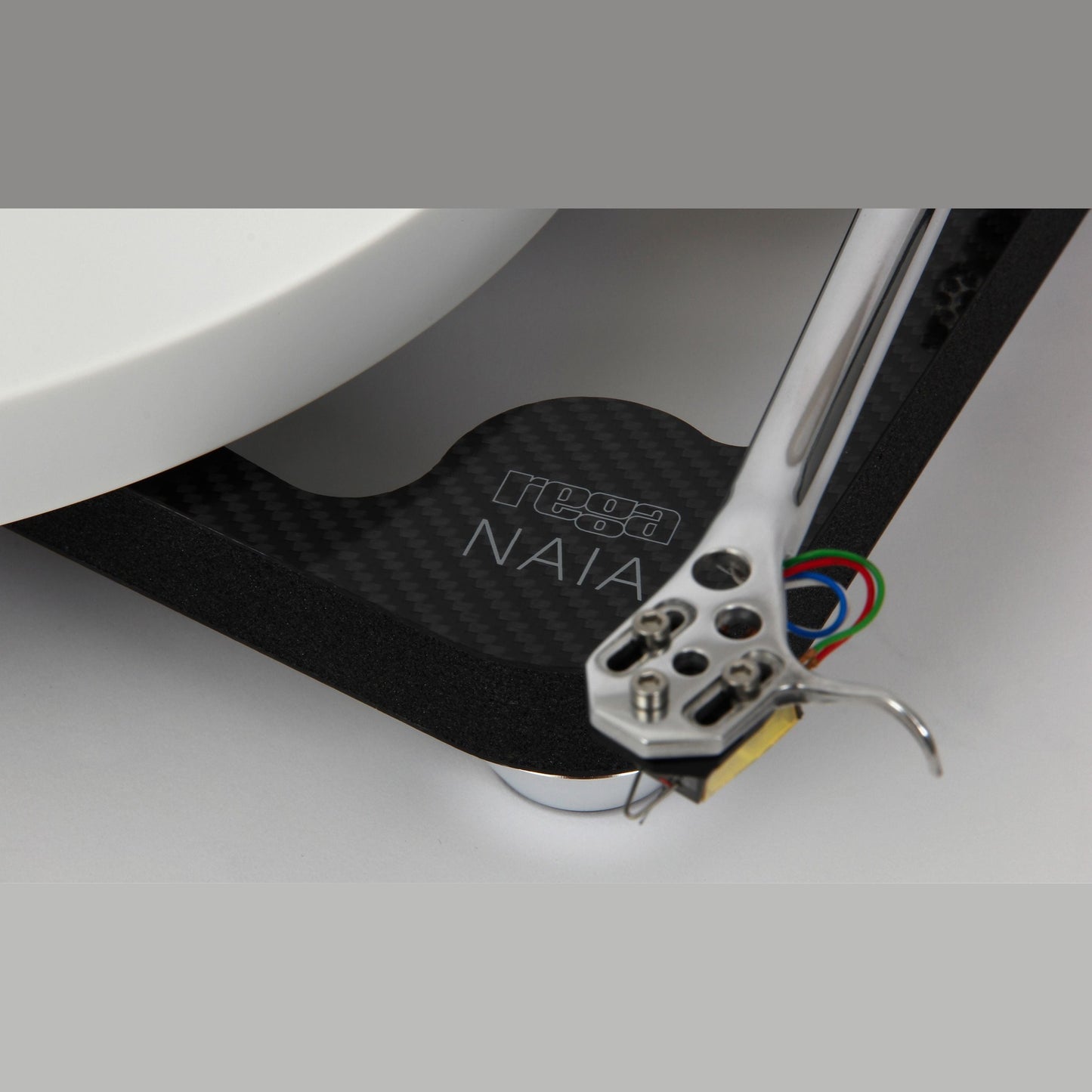 Rega Naia Plattenspieler, Detailansicht Headshell mit Tonabnehmer