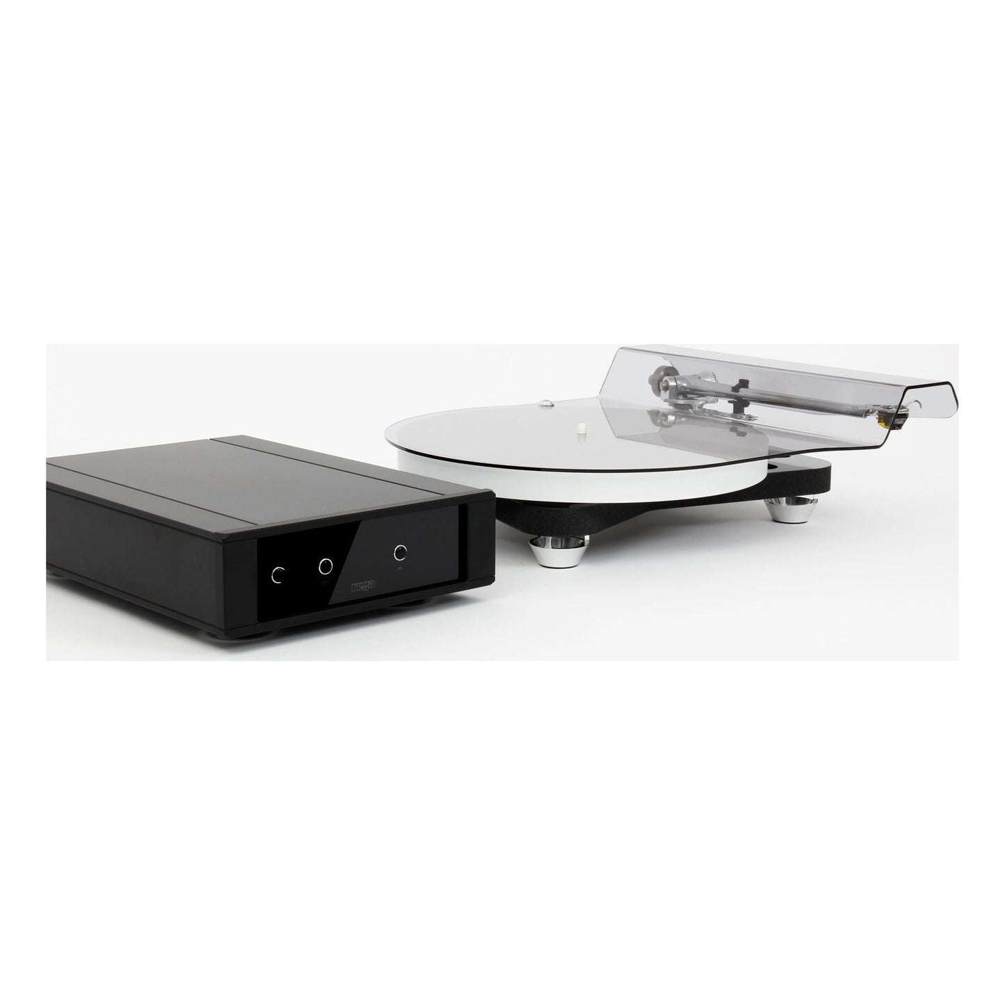 Rega Naia Reference Plattenspieler mit Carbon-Fiber-Plinth und RB Titanium Tonarm, Frontansicht mit geöffneter Staubschutzhaube