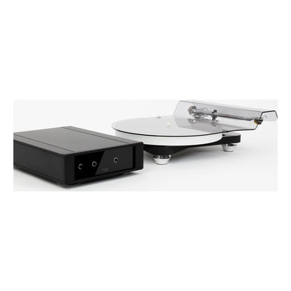 Rega Naia Reference Plattenspieler mit Carbon-Fiber-Plinth und RB Titanium Tonarm, Frontansicht mit geöffneter Staubschutzhaube